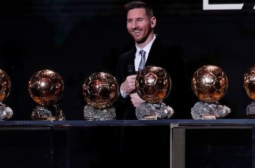 Месси прошел через тоннель из игроков «Барсы» в честь получения «Золотого мяча»