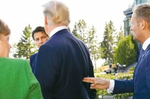 Dünya bu fotodan danışır: Trampın kürəyinə “silah” dirədilər