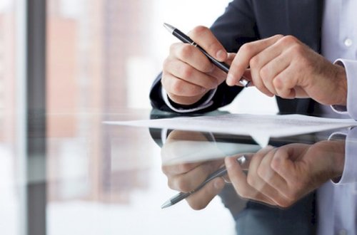 Məktəbli qızların yubkasının uzunluğunu ölçən direktorun səs yazısı yayıldı - Video