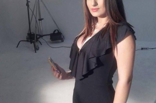 Cazibədar müğənni də deputat olmaq istəyir: Milli Məclisin önündən FOTO