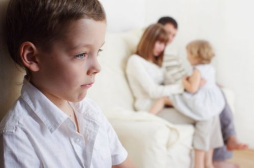 Bakıda ögey ana azyaşlı uşaqlara işgəncə verib - Video