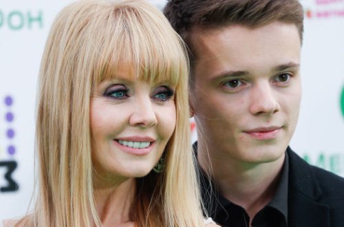 Сын певицы Валерии попал в аварию: его Mercedes занесло на ледяной трассе - ВИДЕО