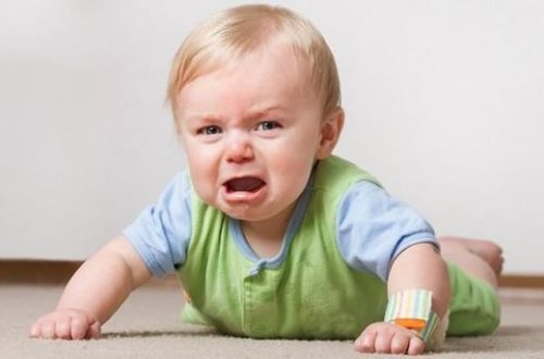 Ребенок выполз из дома и замерз насмерть