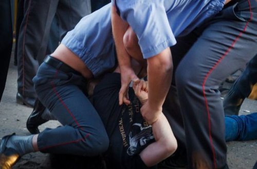 Rusiyada polisi döyən azərbaycanlıya hökm oxundu