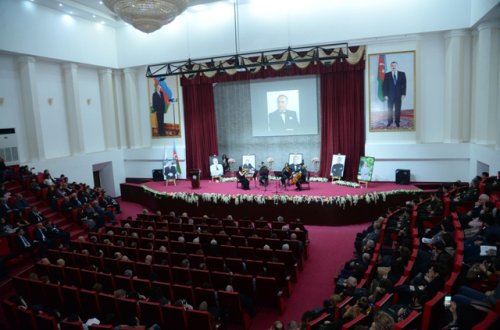 Nəsimi rayonunda Ulu Öndər Heydər Əliyevin anım gününə həsr olunmuş tədbir keçirilib