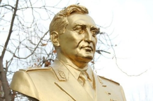 Azərbaycanın keçmiş nazirinə heykəl qoyuldu - Fotolar