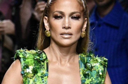 Стриптиз от Джей Ло: звезда в телеэфире сменила смокинг на «голое» платье – ВИДЕО