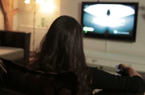 Ana oğlunu televizoru söndürdüyünə görə döyüb, öldürdü - FOTO