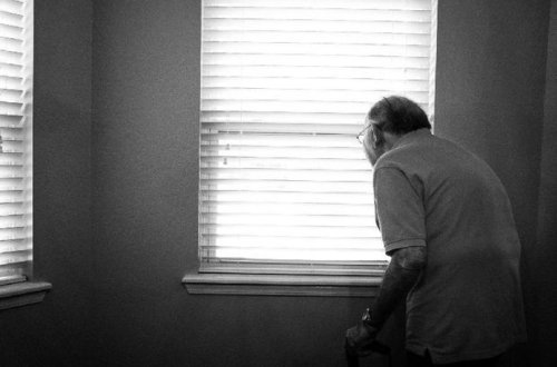 Затворник месяц прожил с разлагающимся телом отца