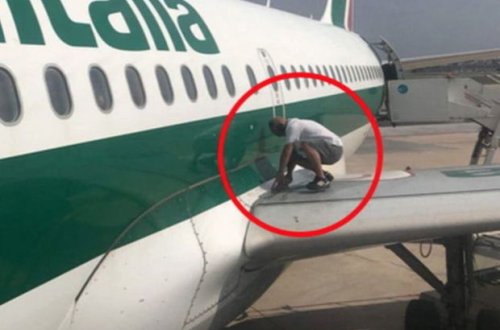 Təyyarədəki çatı yapışqan lentlə bağladı - FOTO