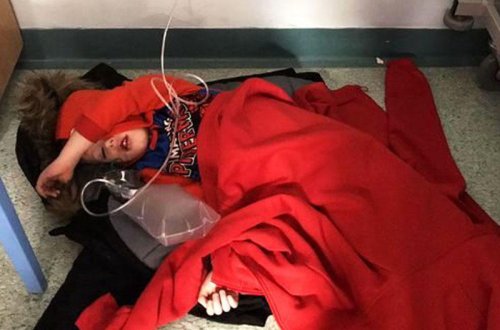 Uşaq 4 saat xəstəxanada betonun üstündə qaldı - İşə Baş nazir qarışdı - FOTO