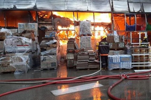 Замминистра находится на месте сильного пожара в Баку