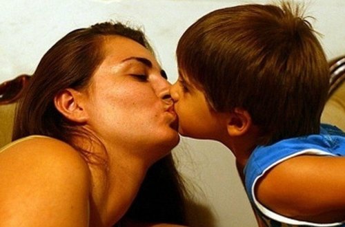 Uşağını dodağından öpən valideynlərin NƏZƏRİNƏ! - Gələcək həyatda... - FOTO