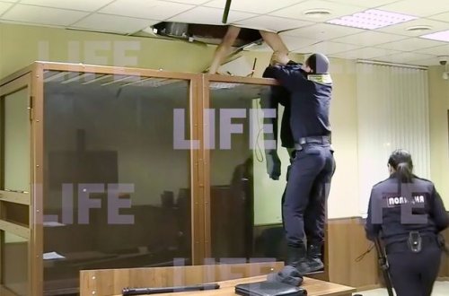 Rusiyada qatil məhkəmə zalından tavanı qıraraq qaçmaq istədi - VİDEO