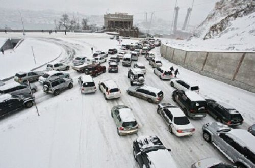 Qar bir yolda 20-yə yaxın qəzaya səbəb oldu – VİDEO