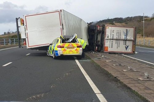 Güclü külək TIR-ı polis maşınının üzərinə aşırdı - VİDEO