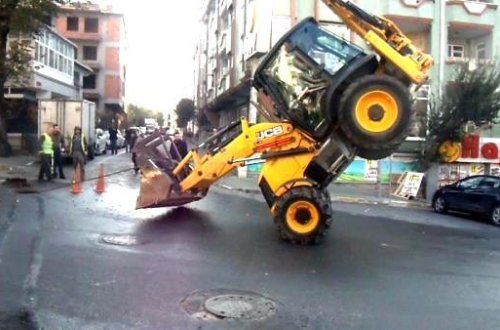 Ekskavatorla akrobatik hərəkətlər edən sürücü təhlükəli vəziyyət yaratdı - VİDEO