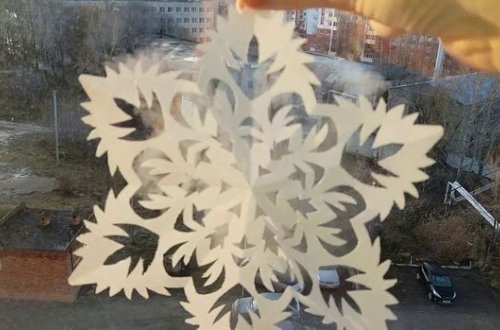 Двое полицейских подделали приказ и заставили коллег вырезать из бумаги снежинки - ФОТО