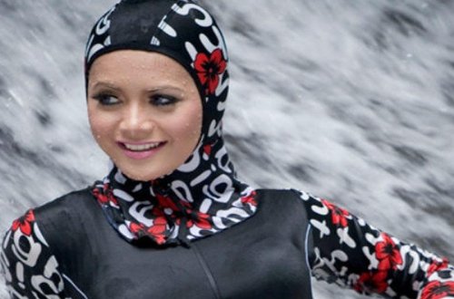 Müsəlman qadınlar üçün çimərlik geyimi satışa çıxır - Video