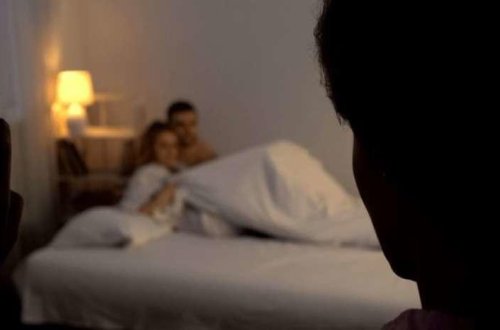 Bakıda kişi arvadını polislə CİNSİ ƏLAQƏDƏ OLARKƏN TUTDU - Gördüm otağın işığı yanır... - VİDEO