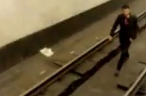 Bakı metrosunda qorxulu anlar: Bir nəfər relslərin üstünə düşdü - VİDEO