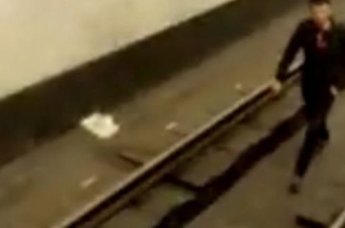 Мужчина бросился на рельсы в бакинском метро - ВИДЕО