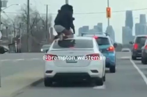 Yarıçılpaq qadın ona xəyanət etmiş sevgilisindən BELƏ qisas aldı - VİDEO