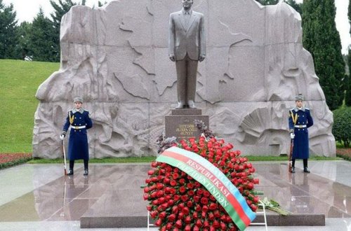 Ильхам Алиев и Мехрибан Алиева посетили могилу Гейдара Алиева