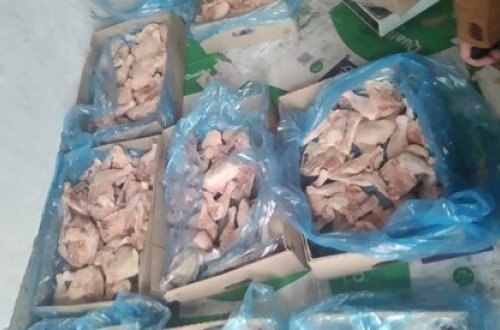 Azərbaycanda dönərxanalara yararsız toyuq əti paylayan müəssisənin fəaliyyəti məhdudlaşdırılıb