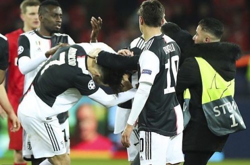 Роналду разозлился на болельщика, схватившего его за шею - ВИДЕО