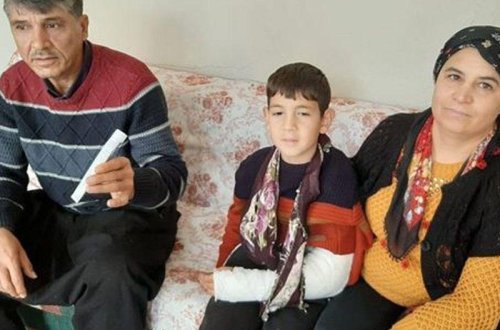 Azyaşlının üç yerdən sınan qoluna krem çəkib evə göndərdilər - FOTO