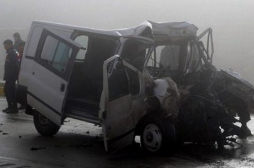 Dumanlı hava ağır yol qəzasına səbəb oldu: 3 ölü, 2 yaralı - FOTO