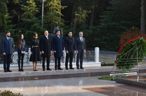 Prezident və ailəsi Heydər Əliyevin məzarını ziyarət etdi - Video + Fotolar