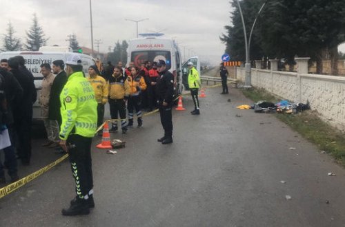 Avtomobili dayanacaqda sərnişinlərin üzərinə sürüb, üç nəfəri öldürdü - VİDEO