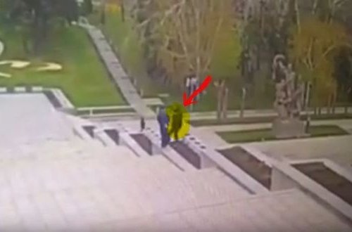 Fəhlənin yüksəklikdən yıxılma anı belə görüntüləndi - VİDEO