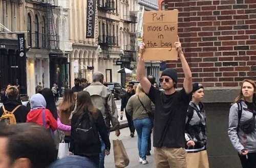 Etiraz şüarları ilə məhşur oldu - FOTO