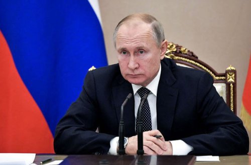 Putin altı nəfərin müşayiəti ilə tualetə getdi - VİDEO