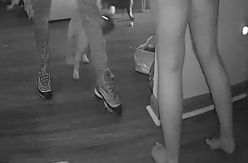 Gecə çılpaq yatan modelin evinə oğru girdi, görüntülər yayıldı, biabır oldu - VİDEO - FOTO