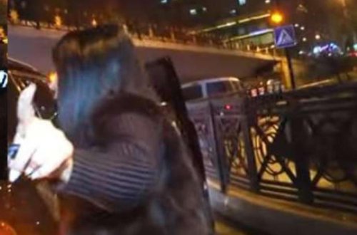 Bakıda “Infiniti” ilə qəza törədən qız adamlara hücum çəkdi - VİDEO