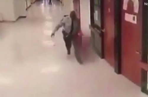 Mühafizəçinin məktəbli ilə amansız rəftarı kameraya düşdü - VİDEO