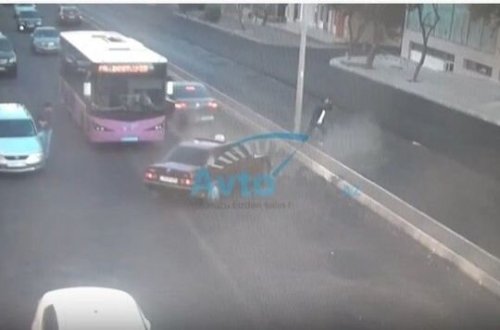 Taksi qəza törətdi, piyada son anda xilas oldu - ANBAAN VİDEO