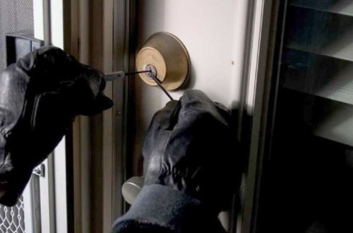 В Лянкяране из дома врача украдено 80 тысяч манатов