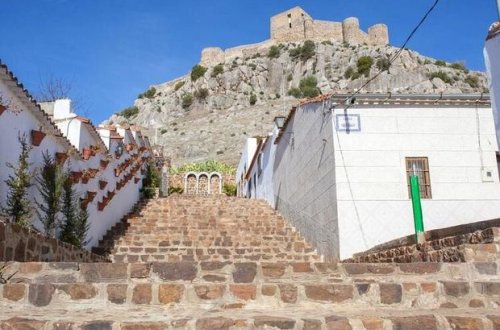 Qəsəbənin qorxunc sirri: Divarlarda insan üzləri qabarır - FOTO