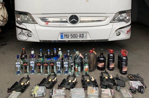 Gürcüstandan gələn avtobusda spirtli içkilər və ehtiyat hissələri aşkarlandı - FOTO