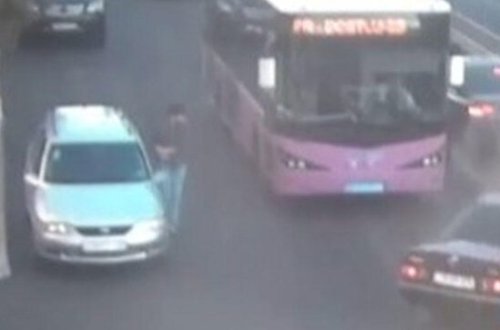 Taksi qəza törətdi, piyada son anda xilas oldu - ANBAAN VİDEO