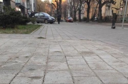 Рабочие нарисовали на тротуаре плитку вместо укладки настоящей – ФОТО