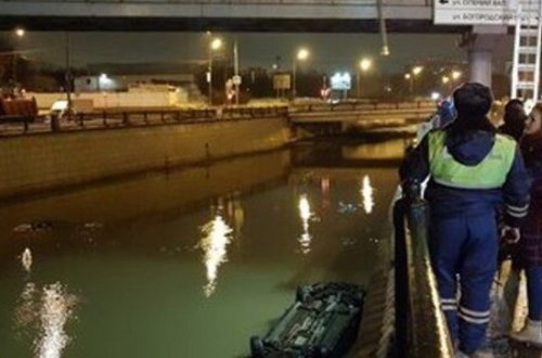 В центре Москвы Honda пробила бетонное заграждение и упала в реку - ВИДЕО