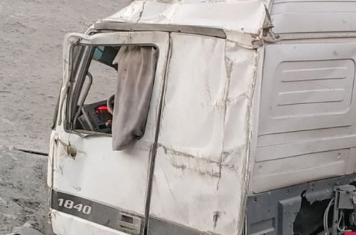 В Сумгайыте грузовик врезался в железную перегородку, есть погибшие