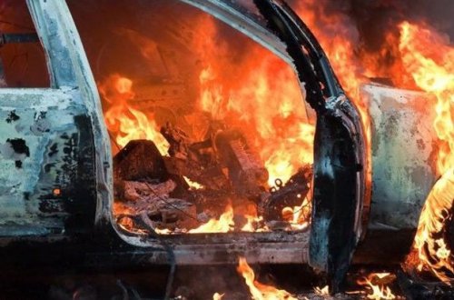 Məmurun avtomobilinə od vuruldu - VİDEO