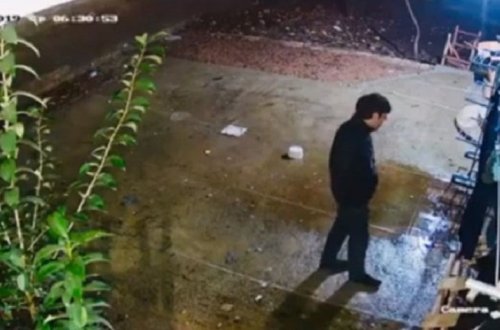 Камеры видеонаблюдения зафиксировали момент кражи белья в Баку - ВИДЕО